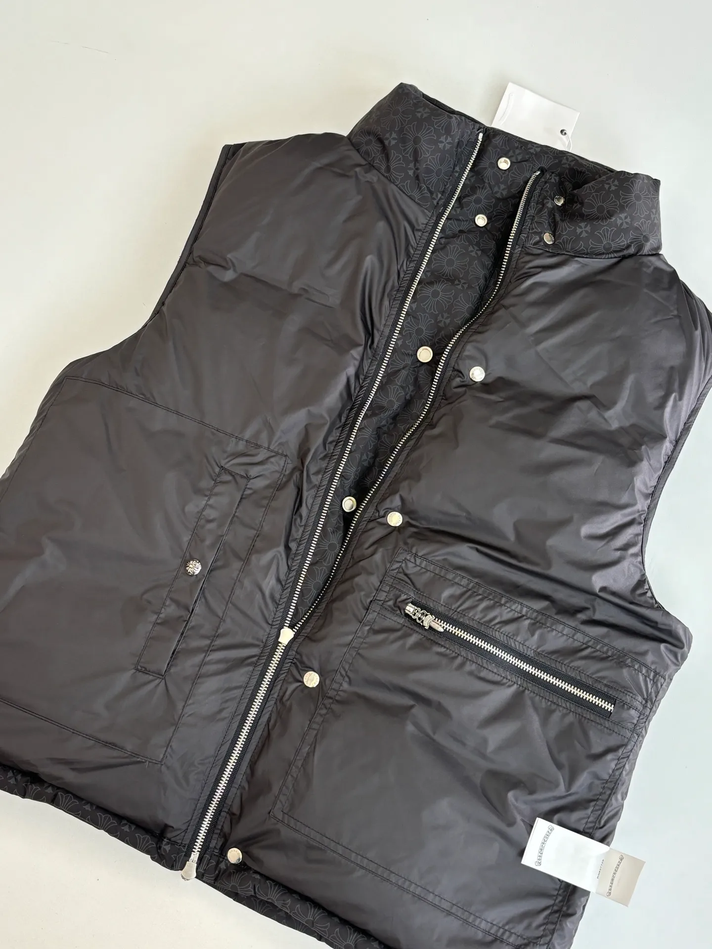 P810 Chrome Heart*/Chrome Heart dark pattern jacquard down vest uses a unique dark pattern jacquard process to make the fabric visually present a rich layering and three-dimensional effect, which is both beautiful and fashionable. High-quality fabrics, special fabrics that are waterproof, stain-proof and breathable, ensure the practicality and comfort of the clothes. The down filling is full and even, ensuring good thermal insulation performance. Filled with 90 white duck down Size: S/M/L/XL